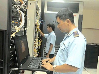 Ông Vương Tuấn Nam kiểm tra an ninh mạng tại Trung tâm dữ liệu và CNTT (Cục Hải quan tỉnh).
