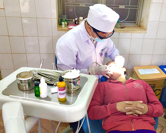 Bác sĩ chăm sóc bệnh nhân tại phòng Phục hồi chức năng TTYT huyện Long Điền.
