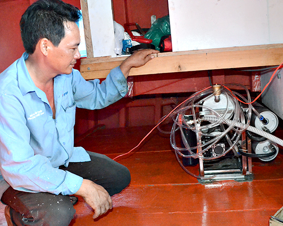 Ngư dân Đỗ Trị (phường 2, TP. Vũng Tàu) theo dõi hoạt động của máy lọc nước biển được gắn trên tàu lưới rê.